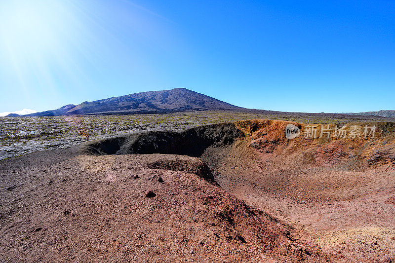 自然火山景观拍摄的小火山口在一个固化的熔岩场的中间的现任火山口下面的顶峰。Formica Leo, Piton de la Fournaise，留尼旺岛，法国，欧洲。